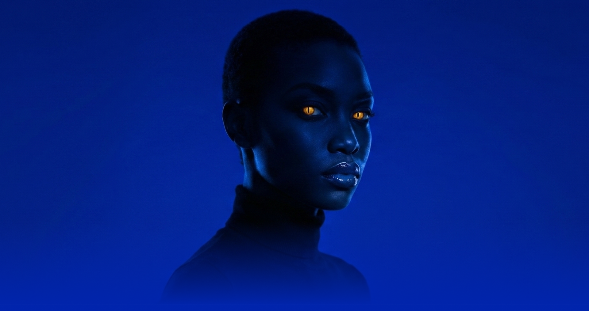 Modelo em luz azul com olhos âmbar