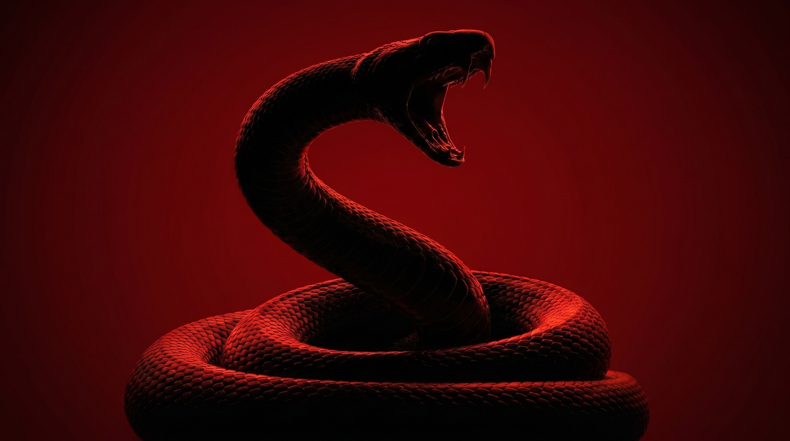 Cobra com a boca aberta em posição de ataque, em tons vermelhos